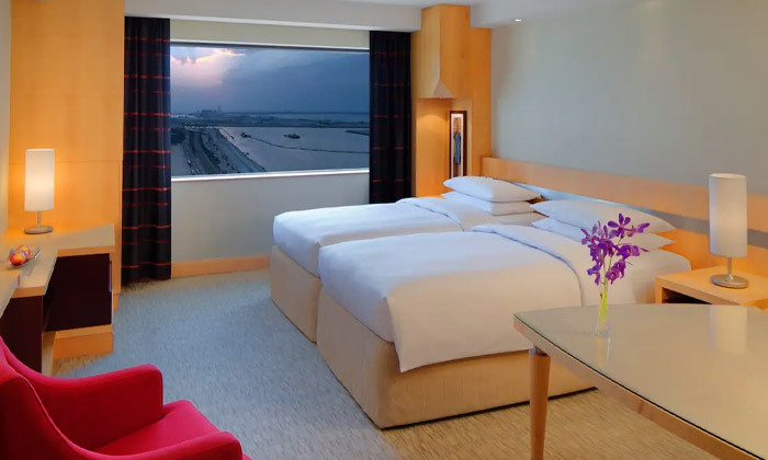 5 דובאי לספונטניים: סופ"ש 3 לילות במלון 5* Hyatt Regency Dubai עם ארוחות בוקר, טיסות והעברות