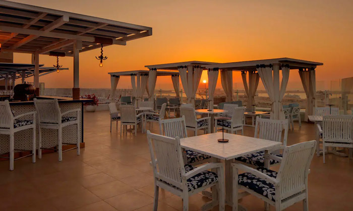 4 דובאי לספונטניים: סופ"ש 3 לילות במלון 5* Hyatt Regency Dubai עם ארוחות בוקר, טיסות והעברות