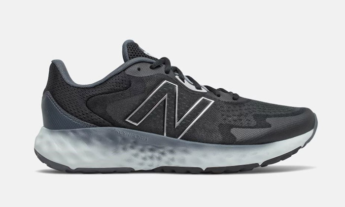 4 נעלי ריצה לגברים ניו באלאנס New Balance בצבע שחור-לבן