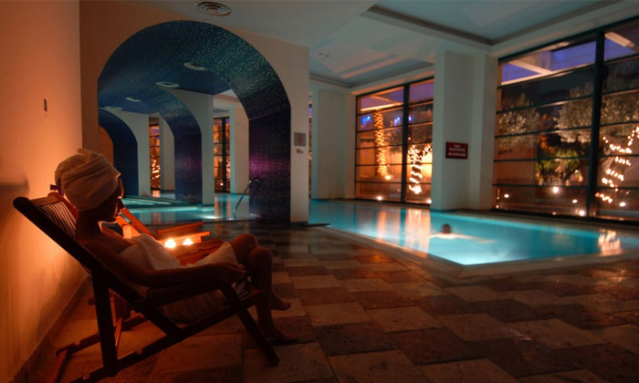 11 קיץ משפחתי בלוטרקי: 4/7 לילות במלון 5* Club Hotel Casino Loutraki כולל יום טיול באתונה ופארק מים