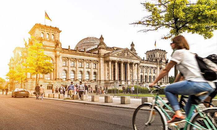 6 ברלין על גלגלים: מגוון סיורים ברכב בעיר מלאת ההיסטוריה עם הדרכה בעברית, איסוף והחזרה למלון