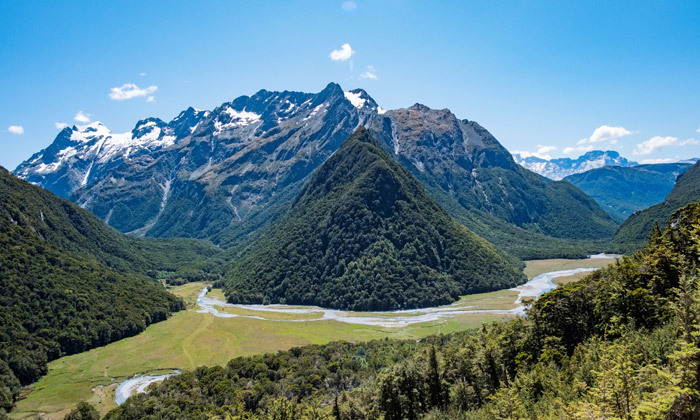 12 חופשת קיץ מיוחדת בבנסקו שלמרגלות הרי פירין: 6 לילות במלון 5* ע"ב חצי פנסיון עם מגלשות מים