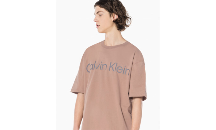 4 חולצת טי שירט לגברים Calvin Klein בצבע חום