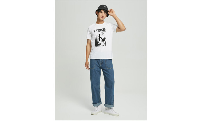 4 חולצת טי שירט לגברים Calvin Klein דגם Logo Crew Neck Tee בצבע לבן