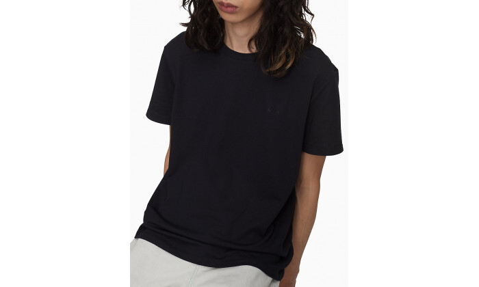 4 חולצת טי שירט לגברים Calvin Klein דגם Tech Pique בצבע שחור