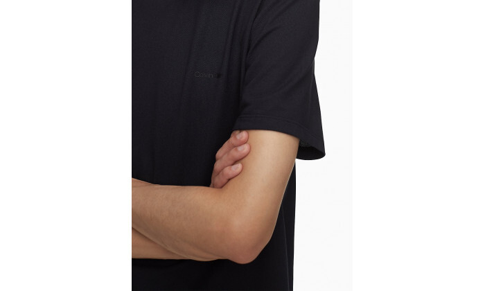 5 חולצת טי שירט לגברים Calvin Klein דגם Tech Pique בצבע שחור