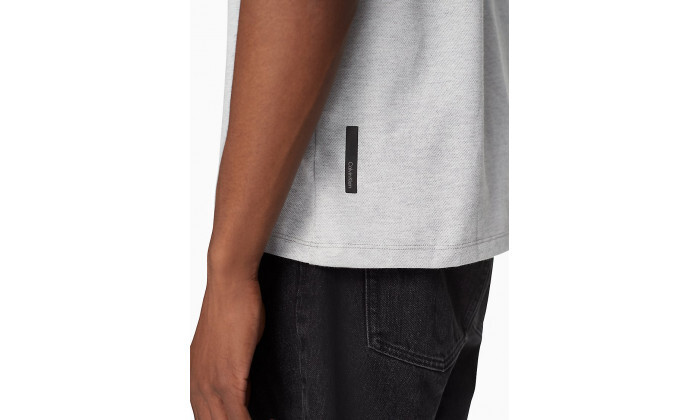 4 חולצת טי שירט Calvin Klein לגברים דגם Tech Pique בצבע אפור