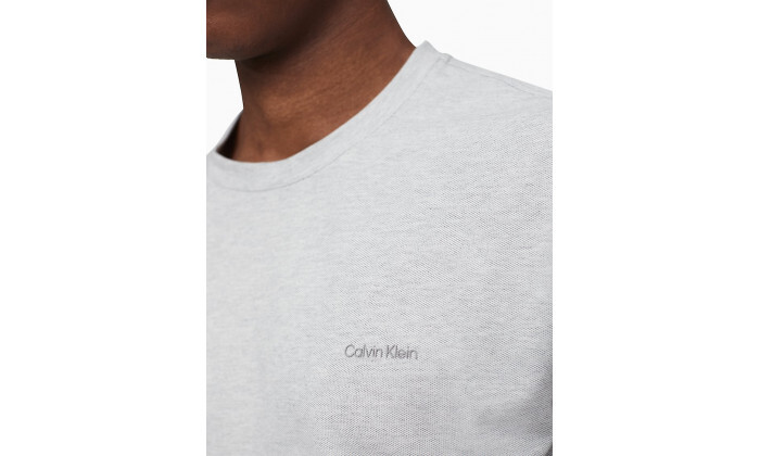 5 חולצת טי שירט Calvin Klein לגברים דגם Tech Pique בצבע אפור