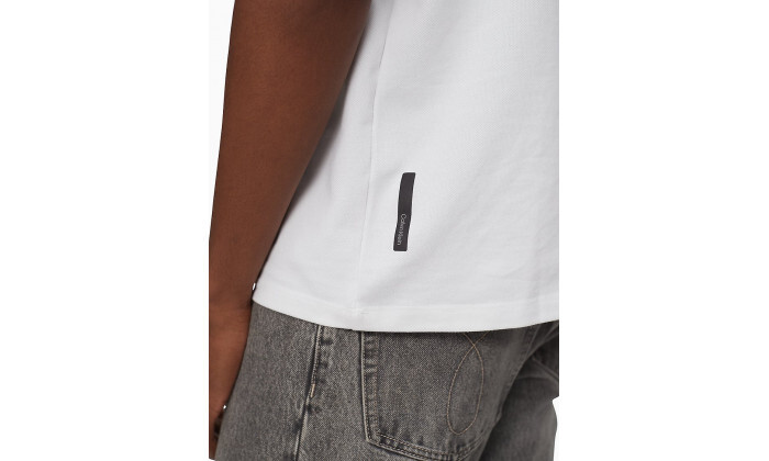 4 חולצת טי שירט לגברים Calvin Klein דגם Tech Pique