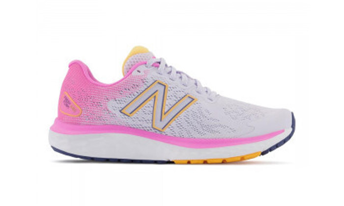 4 נעלי ריצה לנשים ניו באלאנס NEW BALANCE בצבע לבן 
