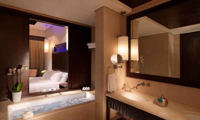 10 סוכות 5 כוכבים בדובאי: 3 לילות במלון מומלץ בפאלם ג'ומיירה כולל טיסות ישירות והעברות