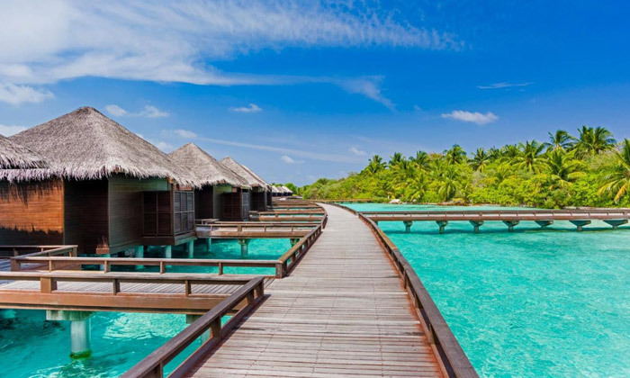 9 חופשה טרופית באיים המלדיביים: 6 לילות במלון 5* מרשת Sheraton כולל טיסות והעברות - גם בראש השנה