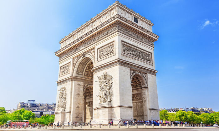 3 עפים על עיר האורות: כרטיס להופעה של דפש מוד כולל טיסות ישירות לפריז