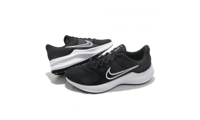 5 נעלי ריצה נייקי Nike לנשים דגם Downshifter 11 בצבע שחור-לבן