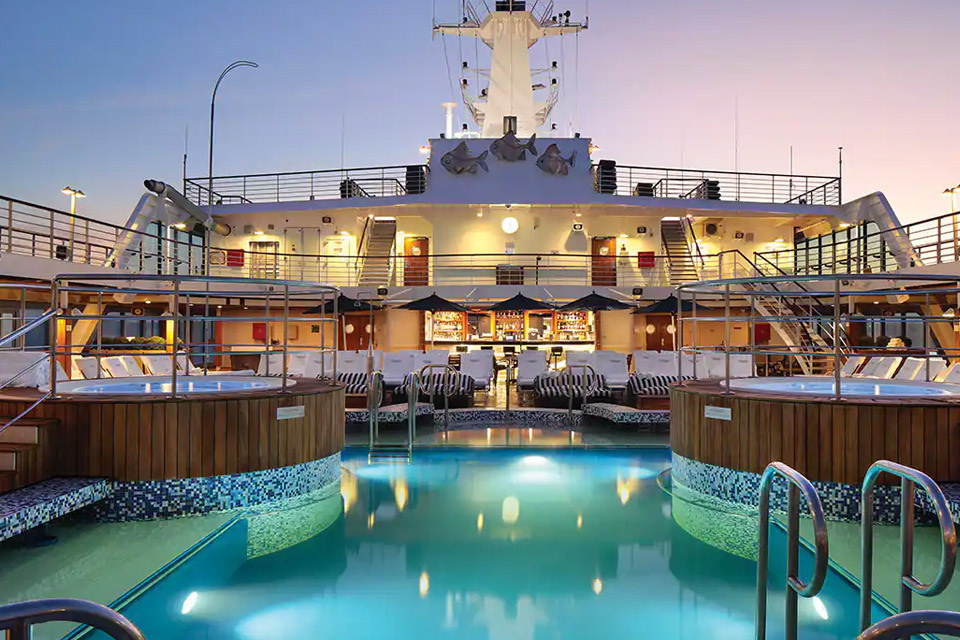 16 מפליגים למרחקים: 15 לילות על ספינת פאר של Oceania Cruises עם מלונות בהונג קונג ובסינגפור