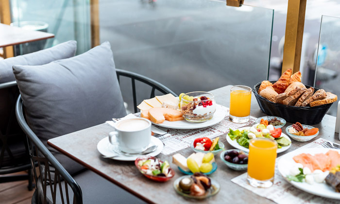 12 חופשה אורבנית במיקום מושלם: לינה וארוחת בוקר במלון רוקסון אורבן, רמת גן
