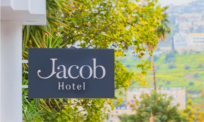 19 חופשה קיצית מול הכנרת: לילה לזוג במלון Jacob טבריה - אופציה לכניסה לחמי טבריה