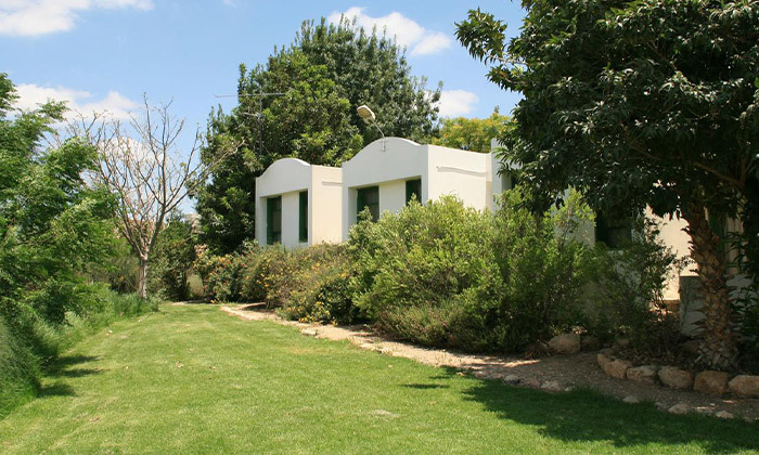 5 אוגוסט במלון נווה שלום: 2 לילות עם ארוחת בוקר כולל ילד ראשון חינם - גם בסופ"ש