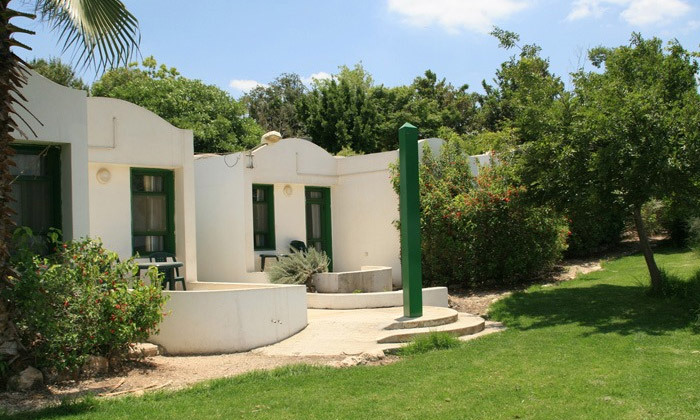 15 אוגוסט במלון נווה שלום: 2 לילות עם ארוחת בוקר כולל ילד ראשון חינם - גם בסופ"ש