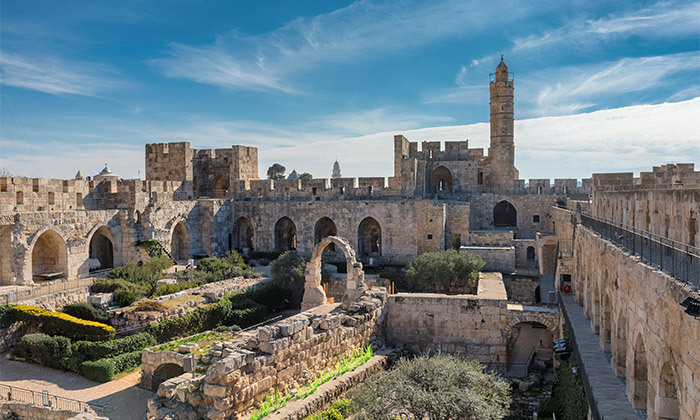 12 חופשה עם מסורת: לילה במלון מונטיפיורי בירושלים, כולל סיור חנוכיות וארוחת בוקר