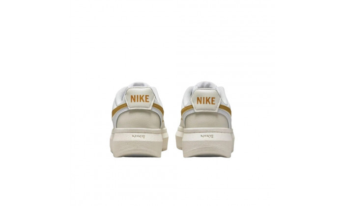 4 נעלי סניקרס Nike לנשים דגם Court Vision Alta - לבן/זהב