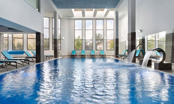 10 סופ"ש באווירת כריסמס בנצרת: 2 לילות במלון בוטיק רמדה אוליבייה, כולל סיור טעימות או ארוחת ערב