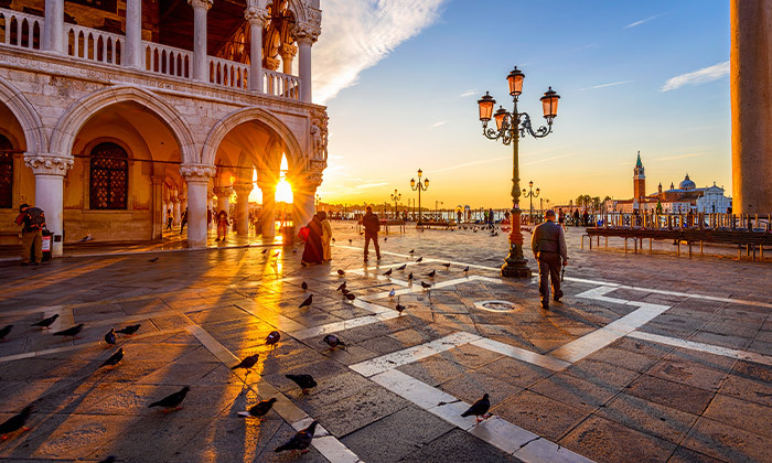 3 קרנבל המסכות בעיר הצפה: טיסות ישירות לוונציה כולל מזוודה