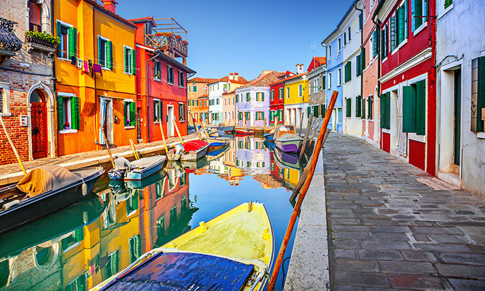 4 קרנבל המסכות בעיר הצפה: טיסות ישירות לוונציה כולל מזוודה
