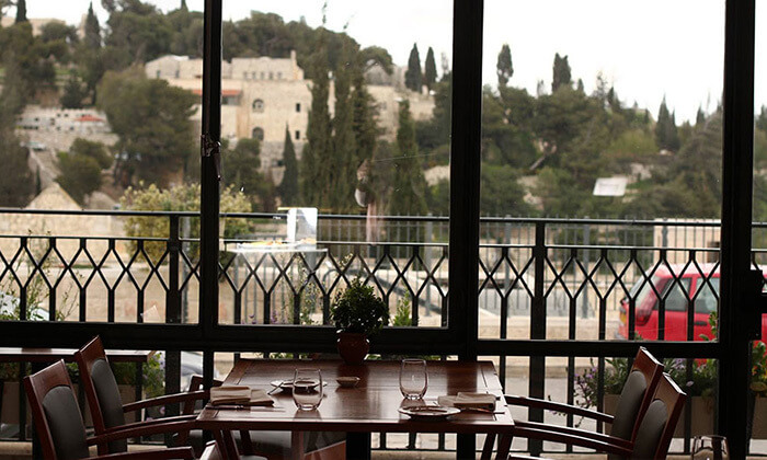 11 ארוחה זוגית במונטיפיורי הכשרה מול חומות העיר העתיקה בירושלים 