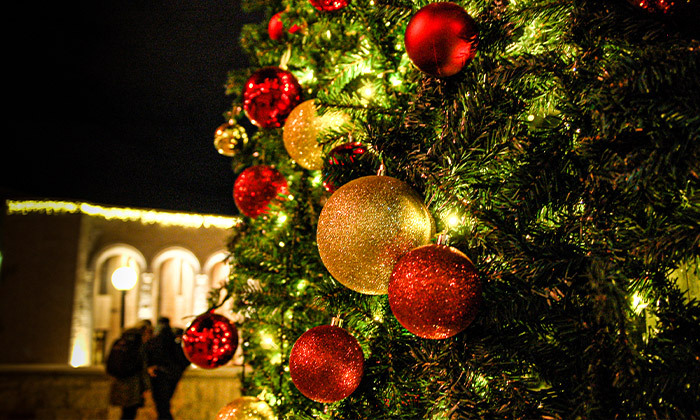 3 חופשה נוצצת בירושלים: לילה במלון עץ הזית כולל ארוחת בוקר וסיור כריסמס בעיר