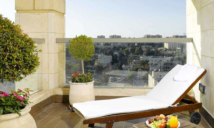 7 חופשה נוצצת בירושלים: לילה במלון עץ הזית כולל ארוחת בוקר וסיור כריסמס בעיר