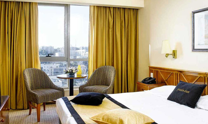 6 חופשה נוצצת בירושלים: לילה במלון עץ הזית כולל ארוחת בוקר וסיור כריסמס בעיר