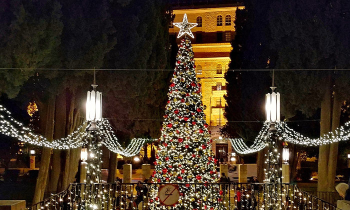 2 חופשה נוצצת בירושלים: לילה במלון עץ הזית כולל ארוחת בוקר וסיור כריסמס בעיר